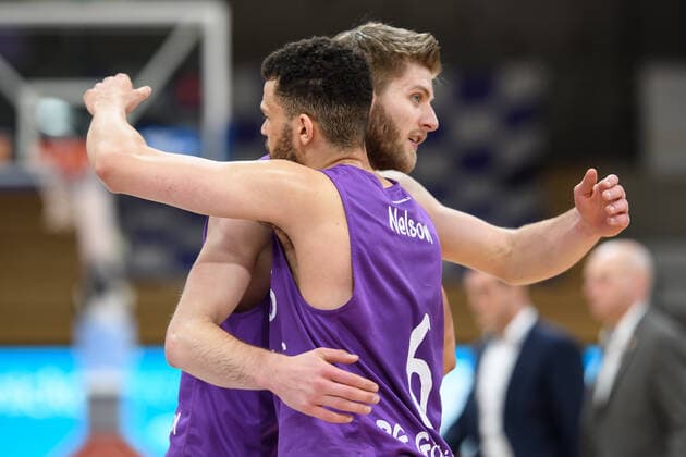 BG Göttingen - Niners Chemnitz 30.03.2021, Basketball-Bundesliga easyCredit-BBL, Saison 2020 2021, Hauptrunde, BG Göttingen - Niners Chemnitz. Göttingens Mathis Mönninghoff und Göttingens Luke Nelson umarmen sich nach dem Spiel. Göttingen Niedersachsen Deutschland