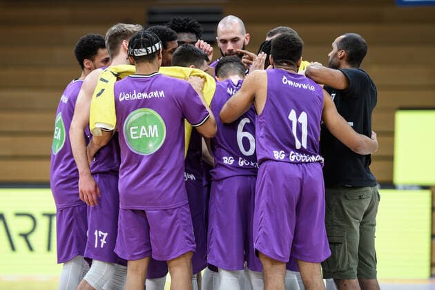 BG Göttingen - Niners Chemnitz 30.03.2021, Basketball-Bundesliga easyCredit-BBL, Saison 2020 2021, Hauptrunde, BG Göttingen - Niners Chemnitz. Göttingens Spieler stehen nach dem Spiel zusammen. Göttingen Niedersachsen Deutschland