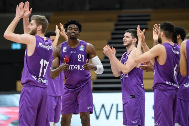 BG Göttingen - Niners Chemnitz 30.03.2021, Basketball-Bundesliga easyCredit-BBL, Saison 2020 2021, Hauptrunde, BG Göttingen - Niners Chemnitz. Göttingens Spieler feiern nach dem Spiel. Göttingen Niedersachsen Deutschland