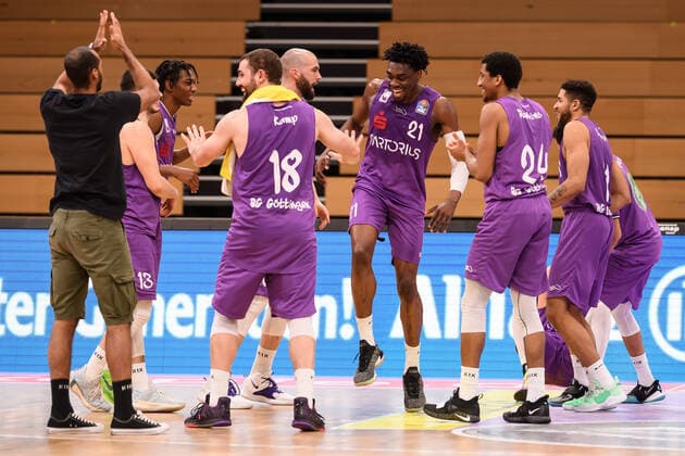 BG Göttingen - Niners Chemnitz 30.03.2021, Basketball-Bundesliga easyCredit-BBL, Saison 2020 2021, Hauptrunde, BG Göttingen - Niners Chemnitz. Göttingens Spieler feiern nach dem Spiel. Göttingen Niedersachsen Deutschland