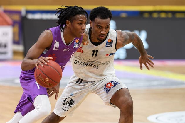 BG Göttingen - Niners Chemnitz 30.03.2021, Basketball-Bundesliga easyCredit-BBL, Saison 2020 2021, Hauptrunde, BG Göttingen - Niners Chemnitz. Göttingens Deishuan Booker (l) spielt gegen Chemnitz Isiaha Mike. Göttingen Niedersachsen Deutschland