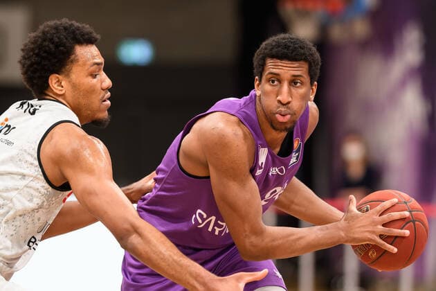 BG Göttingen - Niners Chemnitz 30.03.2021, Basketball-Bundesliga easyCredit-BBL, Saison 2020 2021, Hauptrunde, BG Göttingen - Niners Chemnitz. Göttingens Aubrey Dawkins (r) spielt gegen Chemnitz Virgil Matthews. Göttingen Niedersachsen Deutschland