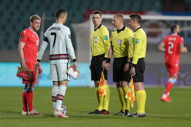 Platzwahl mit Laurent Jans (Kapitän Luxemburg 18), Cristiano Ronaldo (Portugal 7), Schiedsrichter Sergei Ivanov (Russland) Fussball, UEFA WM-Qualifikation 2022, Saison 2020-2021, Gruppe A, European Qualifiers 30.03.2021 Luxemburg - Portugal (Luxembourg vs Portugal) Stade Josy Barthel, Luxemburg