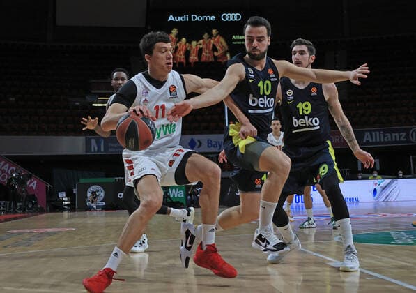 30.03.2021, EuroLeague, FC Bayern Basketball vs Fenerbahce, Audi Dome Muenchen, im Bild: Vladimir Lucic (FCB Basketball), Meile Mahmutoglu ( Fenerbahce) und Nando de Colo ( Fenerbahce)