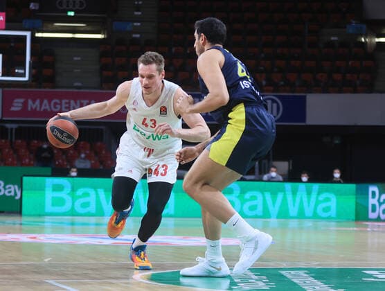 30.03.2021, EuroLeague, FC Bayern Basketball vs Fenerbahce, Audi Dome Muenchen, im Bild: Leon Radosevic (FCB Basketball) vs Ahmet Dueverioglu ( Fenerbahce)