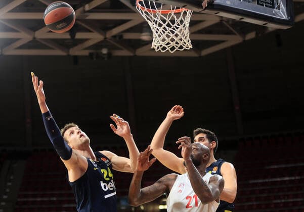 30.03.2021, EuroLeague, FC Bayern Basketball vs Fenerbahce, Audi Dome Muenchen, im Bild: Jan Vesely ( Fenerbahce), James Gist (FCB Basketball) und Ahmet Dueverioglu ( Fenerbahce)