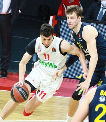 11 Vladimir Lucic (FCBB) weiss gegen 24 Jan Vesely (Fenerbahce Istanbul) Basketball, EuroLeague, FC Bayern München vs. Fenerbahce Istanbul im Audi Dome am 30.03.2021 FOTO: Mladen Lackovic LakoPress