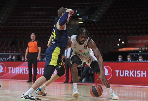 30.03.2021, EuroLeague, FC Bayern Basketball vs Fenerbahce, Audi Dome Muenchen, im Bild: Jan Vesely ( Fenerbahce) vs Jalen Reynolds (FCB Basketball)