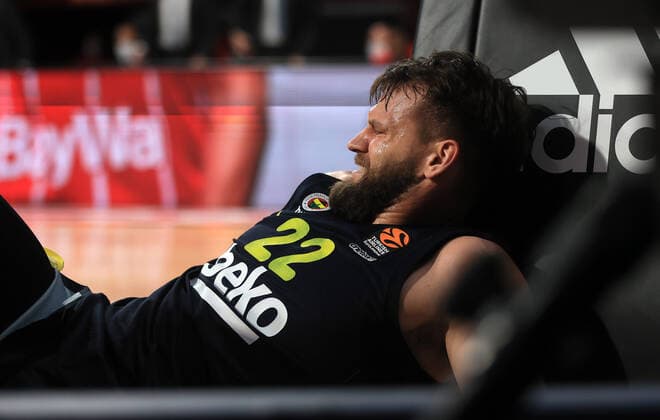 Sport Bilder des Tages 30.03.2021, EuroLeague, FC Bayern Basketball vs Fenerbahce, Audi Dome Muenchen, im Bild: Danilo Barthel ( Fenerbahce) verletzt am Boden