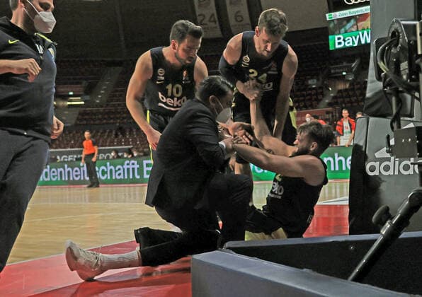 30.03.2021, EuroLeague, FC Bayern Basketball vs Fenerbahce, Audi Dome Muenchen, im Bild: Danilo Barthel ( Fenerbahce) verletzt am Boden