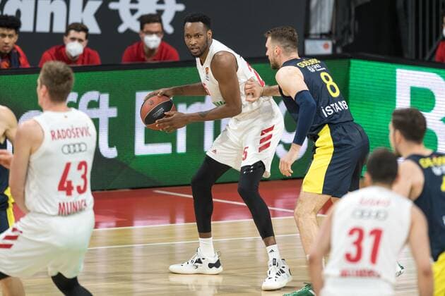 Basketball, Euroleague, day0}.03.2021, FC Bayern München - Fenerbahce Istanbul. Im Bild JaJuan JOHNSON (FC Bayern München, 25) und Marko GUDURIC (Fenerbache Instanbul, 8). München Audi Dome Bayern Deutschland Copyright: Passion2Press.dex xMarkusxFischerx