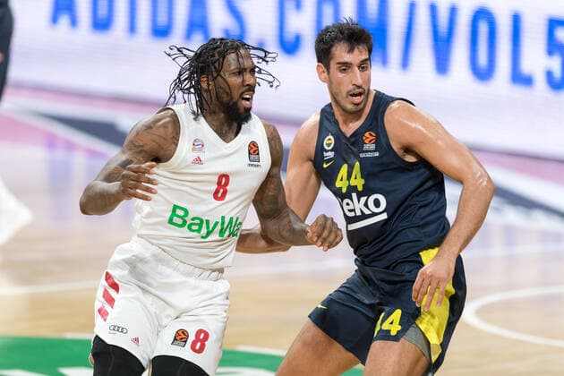 Basketball, Euroleague, day0}.03.2021, FC Bayern München - Fenerbahce Istanbul. Im Bild Jalen REYNOLDS (FC Bayern München, 8) und Ahmet DUVERIOGLU (Fenerbache Instanbul, 44). München Audi Dome Bayern Deutschland Copyright: Passion2Press.dex xMarkusxFischerx