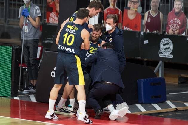 Sport Bilder des Tages Basketball, Euroleague, day0}.03.2021, FC Bayern München - Fenerbahce Istanbul. Im Bild Danilo BARTHEL (Fenerbache Instanbul, 22) verletzt angeschlagen musste behandelt werden. München Audi Dome Bayern Deutschland Copyright: Passion2Press.dex xMarkusxFischerx