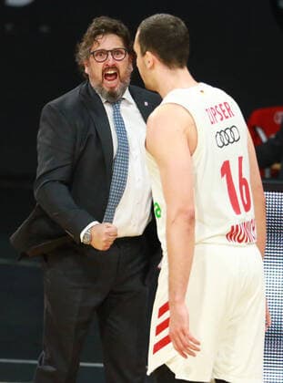Trainer Andrea Trinchieri und 16 Paul Zipser (FCBB) Basketball, EuroLeague, FC Bayern München vs. Fenerbahce Istanbul im Audi Dome am 30.03.2021 FOTO: Mladen Lackovic LakoPress