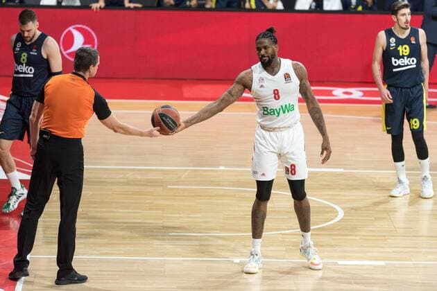 Basketball, Euroleague, day0}.03.2021, FC Bayern München - Fenerbahce Istanbul. Im Bild Jalen REYNOLDS (FC Bayern München, 8) übergibt widerwillig Ball Schiedsrichter. München Audi Dome Bayern Deutschland Copyright: Passion2Press.dex xMarkusxFischerx