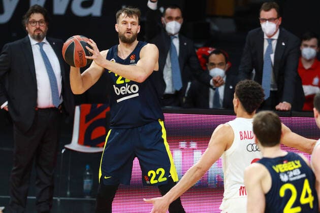 2 Wade Baldwin (FCBB) gegen 22 Danilo Barthel, am Ball (Fenerbahce Istanbul) Basketball, EuroLeague, FC Bayern München vs. Fenerbahce Istanbul im Audi Dome am 30.03.2021 FOTO: Mladen Lackovic LakoPress