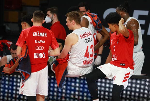 Leon Radosevic, 3 David Krämer, Kraemer, 16 Paul Zipser, li. (FCBB) sind ratlos Basketball, EuroLeague, FC Bayern München vs. Fenerbahce Istanbul im Audi Dome am 30.03.2021 FOTO: Mladen Lackovic LakoPress