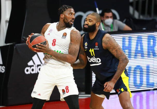 8 Jalen Reynolds (FCBB) weiss gegen 11 Kyle O Quinn (Fenerbahce Istanbul) Basketball, EuroLeague, FC Bayern München vs. Fenerbahce Istanbul im Audi Dome am 30.03.2021 FOTO: Mladen Lackovic LakoPress