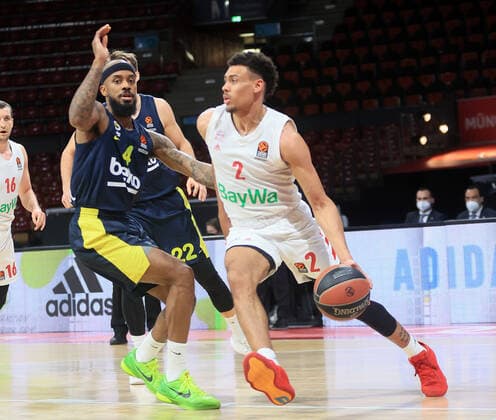 30.03.2021, EuroLeague, FC Bayern Basketball vs Fenerbahce, Audi Dome Muenchen, im Bild: Lorenzo Brown ( Fenerbahce) vs Wade Baldwin (FCB Basketball)