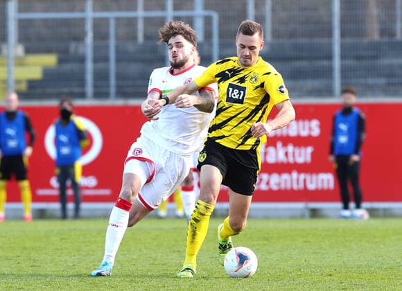 Samstag 29.03.2021, Saison 2020 21, 32. Spieltag der Regionalliga West im Paul-Janes-Stadion, Fortuna Düsseldorf U23 - BVB 09 Borussia Dortmund II, Lex-Tyger Lobinger (F95) gegen Franz Pfanne (BVB II), v.l.