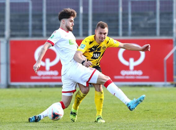 Samstag 29.03.2021, Saison 2020 21, 32. Spieltag der Regionalliga West im Paul-Janes-Stadion, Fortuna Düsseldorf U23 - BVB 09 Borussia Dortmund II, Lex-Tyger Lobinger (F95) gegen Franz Pfanne (BVB II), v.l.
