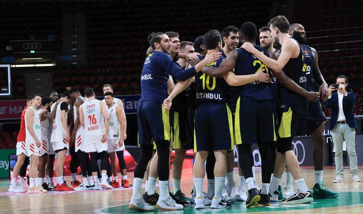 30.03.2021, EuroLeague, FC Bayern Basketball vs Fenerbahce, Audi Dome Muenchen, im Bild: Fenerbahce feiert und FCB Basketball leidet