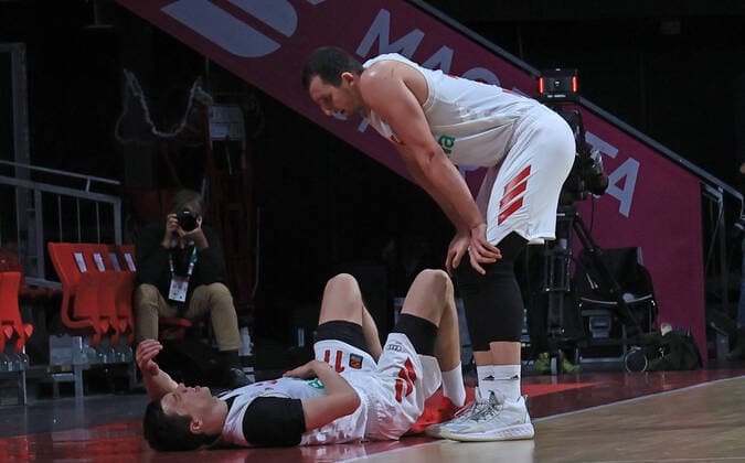 30.03.2021, EuroLeague, FC Bayern Basketball vs Fenerbahce, Audi Dome Muenchen, im Bild: Vladimir Lucic (FCB Basketball) am Boden und Paul Zipser (FCB Basketball)