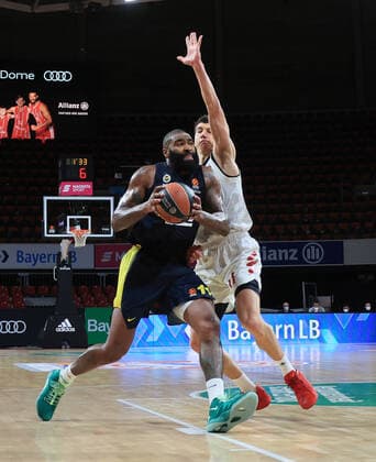30.03.2021, EuroLeague, FC Bayern Basketball vs Fenerbahce, Audi Dome Muenchen, im Bild: Kyle O«Quinn vs Vladimir Lucic (FCB Basketball)