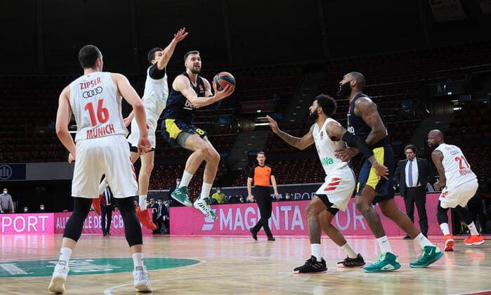 30.03.2021, EuroLeague, FC Bayern Basketball vs Fenerbahce, Audi Dome Muenchen, im Bild: Paul Zipser (FCB Basketball), Vladimir Lucic (FCB Basketball), Marko Guduric ( Fenerbahce), D.J Seeley (FCB Basketball), und KyleO«Quinn