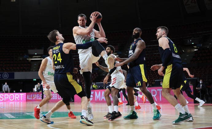 30.03.2021, EuroLeague, FC Bayern Basketball vs Fenerbahce, Audi Dome Muenchen, im Bild: Wade Baldwin (FCB Basketball), Jan Vesely ( Fenerbahce), Paul Zipser (FCB Basketball), D.J Seeley (FCB Basketball), Kyle O«Quinn, und Marko Guduric ( Fenerbahce)