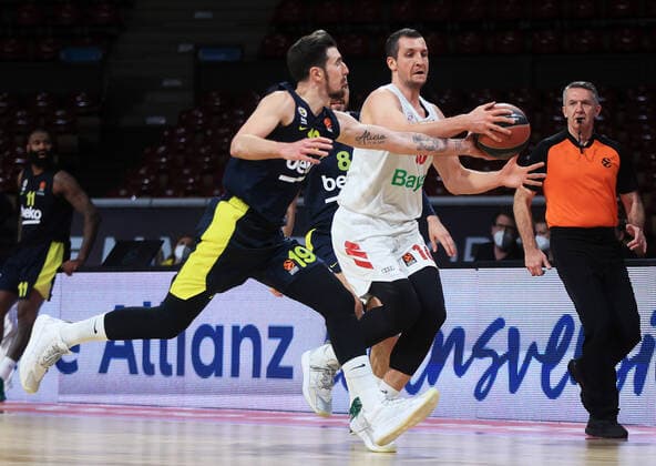 30.03.2021, EuroLeague, FC Bayern Basketball vs Fenerbahce, Audi Dome Muenchen, im Bild: Nando de Colo ( Fenerbahce) vs Paul Zipser (FCB Basketball)