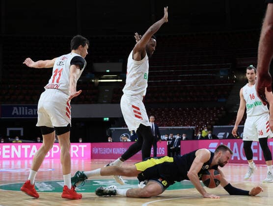 30.03.2021, EuroLeague, FC Bayern Basketball vs Fenerbahce, Audi Dome Muenchen, im Bild: Vladimir Lucic (FCB Basketball) und Wade Baldwin (FCB Basketball) faulen Marko Guduric ( Fenerbahce)