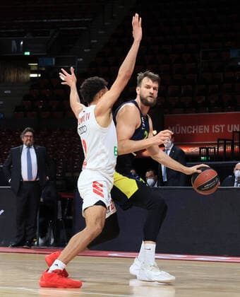 30.03.2021, EuroLeague, FC Bayern Basketball vs Fenerbahce, Audi Dome Muenchen, im Bild: Wade Baldwin (FCB Basketball) vs Danilo Barthel ( Fenerbahce)