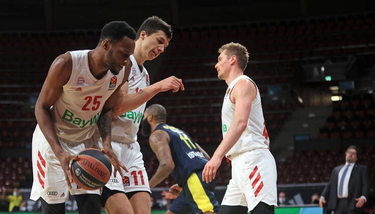 30.03.2021, EuroLeague, FC Bayern Basketball vs Fenerbahce, Audi Dome Muenchen, im Bild: JaJuan Johnson (FCB Basketball), Vladimir Lucic (FCB Basketball) und Leon Radosevic (FCB Basketball)