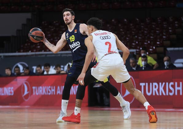 30.03.2021, EuroLeague, FC Bayern Basketball vs Fenerbahce, Audi Dome Muenchen, im Bild: Nando de Colo ( Fenerbahce) vs Wade Baldwin (FCB Basketball)