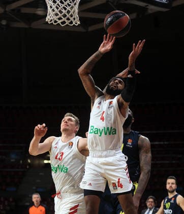 30.03.2021, EuroLeague, FC Bayern Basketball vs Fenerbahce, Audi Dome Muenchen, im Bild: Leon Radosevic (FCB Basketball) und D.J Seeley (FCB Basketball) vor Kyle O«Quinn