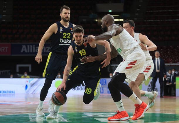 30.03.2021, EuroLeague, FC Bayern Basketball vs Fenerbahce, Audi Dome Muenchen, im Bild: Danilo Barthel ( Fenerbahce), Nando de Colo ( Fenerbahce) vs James Gist (FCB Basketball) und Zan Mark Sisko (FCB Basketball)