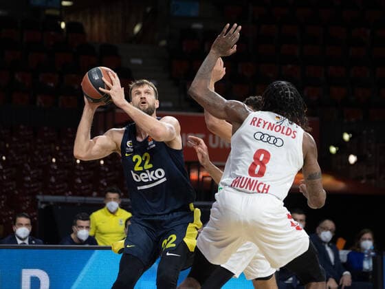Fenerbahces 22 BARTHEL vs Bayerns 8 Jalen REYNOLDS. Basketball, Euroleague, FC Bayern - Fernerbahce Istanbul, Saison 2020-2021, am 30.3.2021 in Muenchen, A U D I D O M E, Deutschland. Quelle Copyright Credit : Oryk HAIST