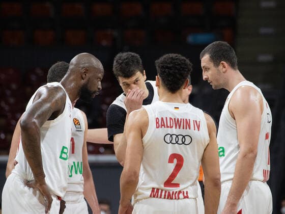 Bayerns 11 Vladimir LUCIC beraet sich mit seinen Mitspielern. Basketball, Euroleague, FC Bayern - Fernerbahce Istanbul, Saison 2020-2021, am 30.3.2021 in Muenchen, A U D I D O M E, Deutschland. Quelle Copyright Credit : Oryk HAIST