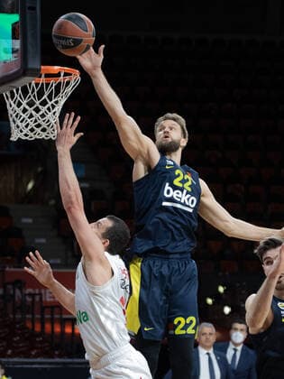 Fenerbahces 22 BARTHEL ueber Bayerns 16 Paul ZIPSER. Basketball, Euroleague, FC Bayern - Fernerbahce Istanbul, Saison 2020-2021, am 30.3.2021 in Muenchen, A U D I D O M E, Deutschland. Quelle Copyright Credit : Oryk HAIST