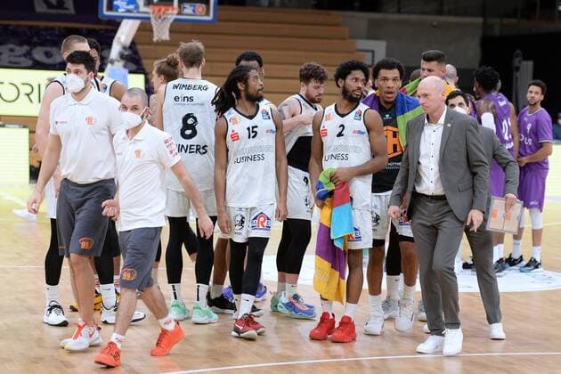 enttaeuscht, frustriert, Emotion nach der Niederlage; Rodrigo Pastore (Trainer, Headcoach Niners Chemnitz) (vorne), Marcus Thornton (M, Nr 15), Isiaha Mike (M, hinten) , Basketball, Bundesliga, BBL, BG Goettingen - Niners Chemnitz, 30.03.2021, BG Goettingen - Niners Chemnitz, Basketball, Bundesliga, GER, BBL, 30.03.2021 Goettingen Copyright: xEibner-Pressefotox-xRolandxSippelx