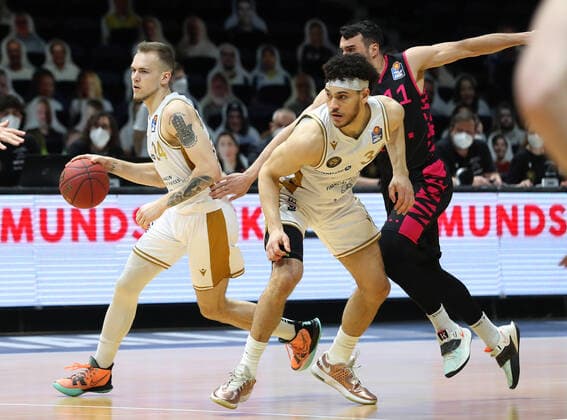 Löwen Braunschweig vs. Bonn, BBL Braunschweig, 31.03.2021, BASKETBALL - easyCredit BBL Basketball Bundesliga, Löwen Braunschweig vs. Telekom Baskets Bonn, Saison 2020 21. Amas Velicka (Löwen Braunschweig) , Garai Zeeb (Löwen Braunschweig) , AnthonyDiLeo (Baskets Bonn) Braunschweig