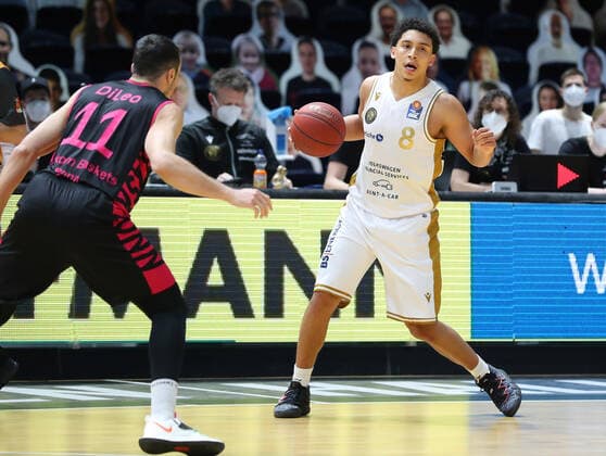 Löwen Braunschweig vs. Bonn, BBL Braunschweig, 31.03.2021, BASKETBALL - easyCredit BBL Basketball Bundesliga, Löwen Braunschweig vs. Telekom Baskets Bonn, Saison 2020 21. AnthonyDiLeo (Baskets Bonn), James Robinson (Löwen Braunschweig) Braunschweig