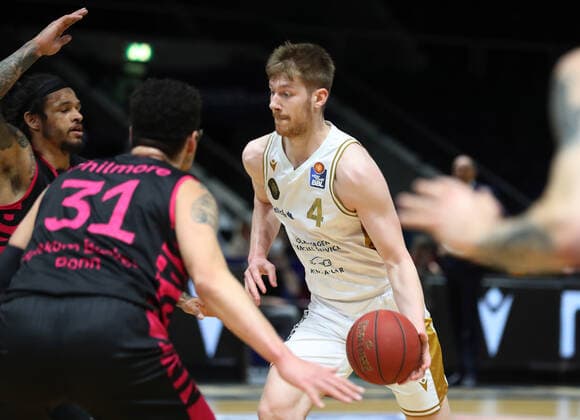 Löwen Braunschweig vs. Bonn, BBL Braunschweig, 31.03.2021, BASKETBALL - easyCredit BBL Basketball Bundesliga, Löwen Braunschweig vs. Telekom Baskets Bonn, Saison 2020 21. Isaiah Philmore (Baskets Bonn), Luc van Slooten (Löwen Braunschweig) Braunschweig