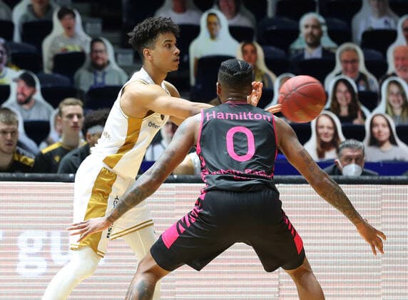 Löwen Braunschweig vs. Bonn, BBL Braunschweig, 31.03.2021, BASKETBALL - easyCredit BBL Basketball Bundesliga, Löwen Braunschweig vs. Telekom Baskets Bonn, Saison 2020 21.Garai Zeeb (Löwen Braunschweig) , Alex Hamilton (Baskets Bonn) Braunschweig