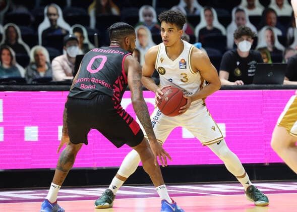Löwen Braunschweig vs. Bonn, BBL Braunschweig, 31.03.2021, BASKETBALL - easyCredit BBL Basketball Bundesliga, Löwen Braunschweig vs. Telekom Baskets Bonn, Saison 2020 21. Alex Hamilton (Baskets Bonn) , Garai Zeeb (Löwen Braunschweig) Braunschweig