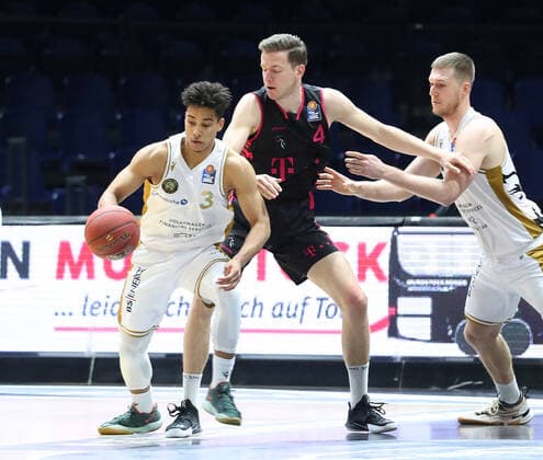 Löwen Braunschweig vs. Bonn, BBL Braunschweig, 31.03.2021, BASKETBALL - easyCredit BBL Basketball Bundesliga, Löwen Braunschweig vs. Telekom Baskets Bonn, Saison 2020 21. Garai Zeeb (Löwen Braunschweig), Strahinja Micovic (Baskets Bonn) , Martin Peterka (Löwen Braunschweig) Braunschweig