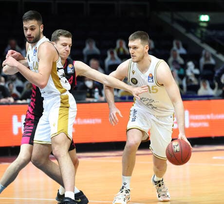 Löwen Braunschweig vs. Bonn, BBL Braunschweig, 31.03.2021, BASKETBALL - easyCredit BBL Basketball Bundesliga, Löwen Braunschweig vs. Telekom Baskets Bonn, Saison 2020 21. Benedikt Turudic (Löwen Braunschweig), Strahinja Micovic (Baskets Bonn), Martin Peterka (Löwen Braunschweig) Braunschweig