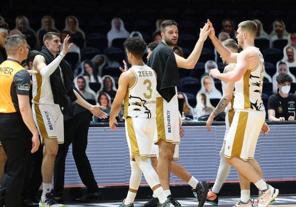 Löwen Braunschweig vs. Bonn, BBL Braunschweig, 31.03.2021, BASKETBALL - easyCredit BBL Basketball Bundesliga, Löwen Braunschweig vs. Telekom Baskets Bonn, Saison 2020 21. Jubel Braunschweig