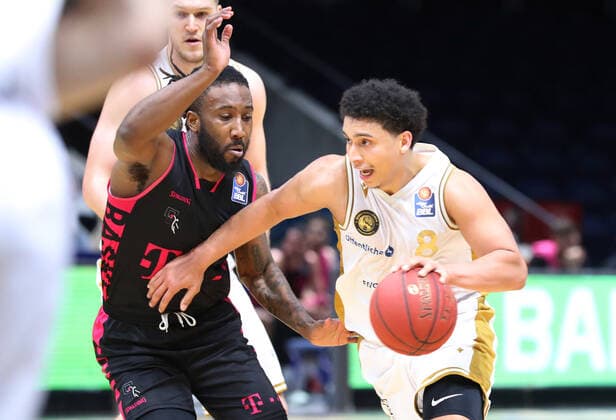 Löwen Braunschweig vs. Bonn, BBL Braunschweig, 31.03.2021, BASKETBALL - easyCredit BBL Basketball Bundesliga, Löwen Braunschweig vs. Telekom Baskets Bonn, Saison 2020 21. Chris Babb (Baskets Bonn), James Robinson (Löwen Braunschweig) Braunschweig